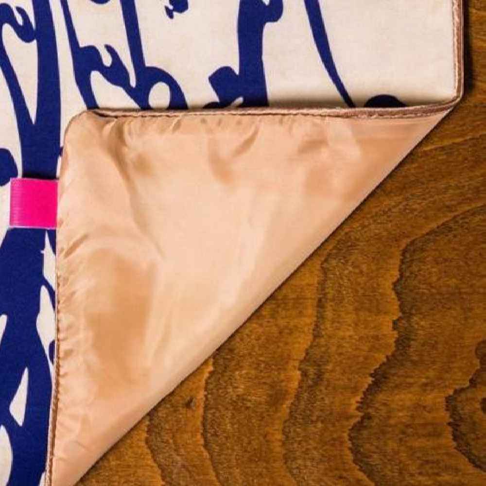 عداء طاولة حريري إيراني بلون كريمي من نموذج النسخ النستعليق