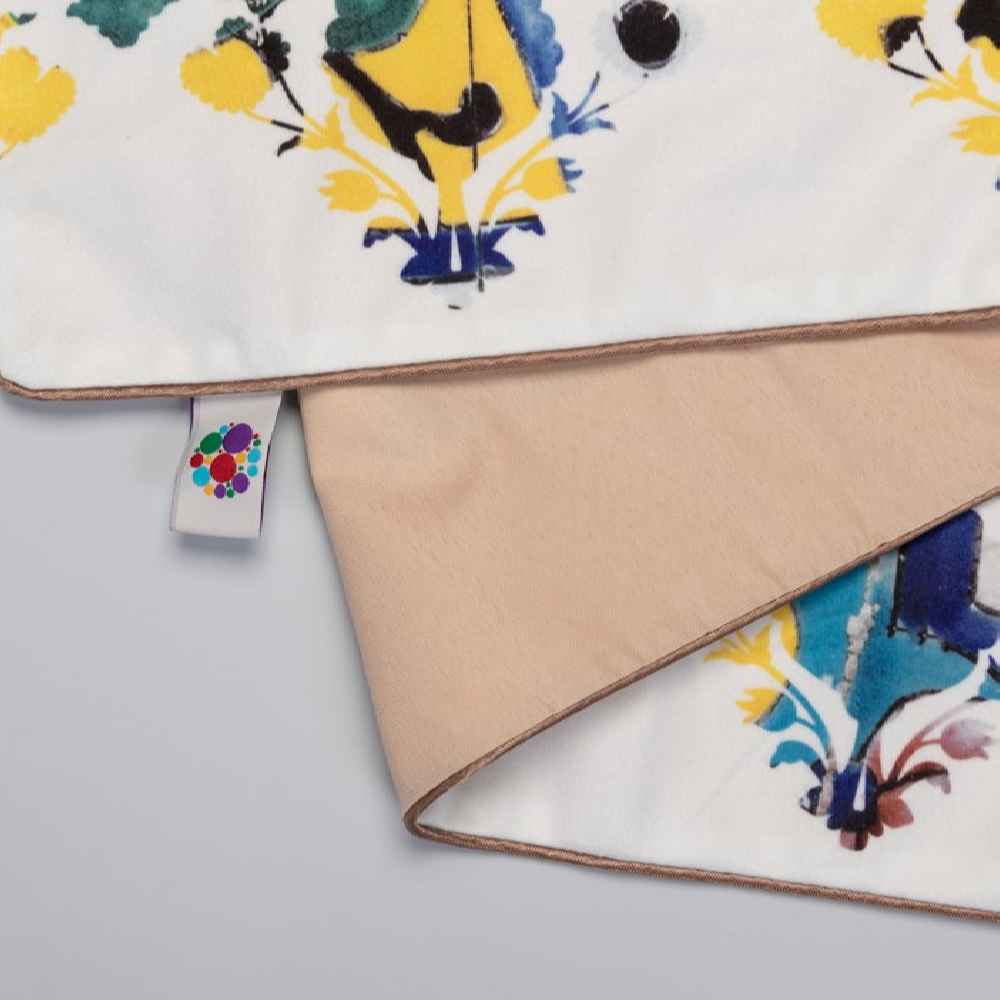 عداء طاولة حريري أبيض إيراني من نوع نهال