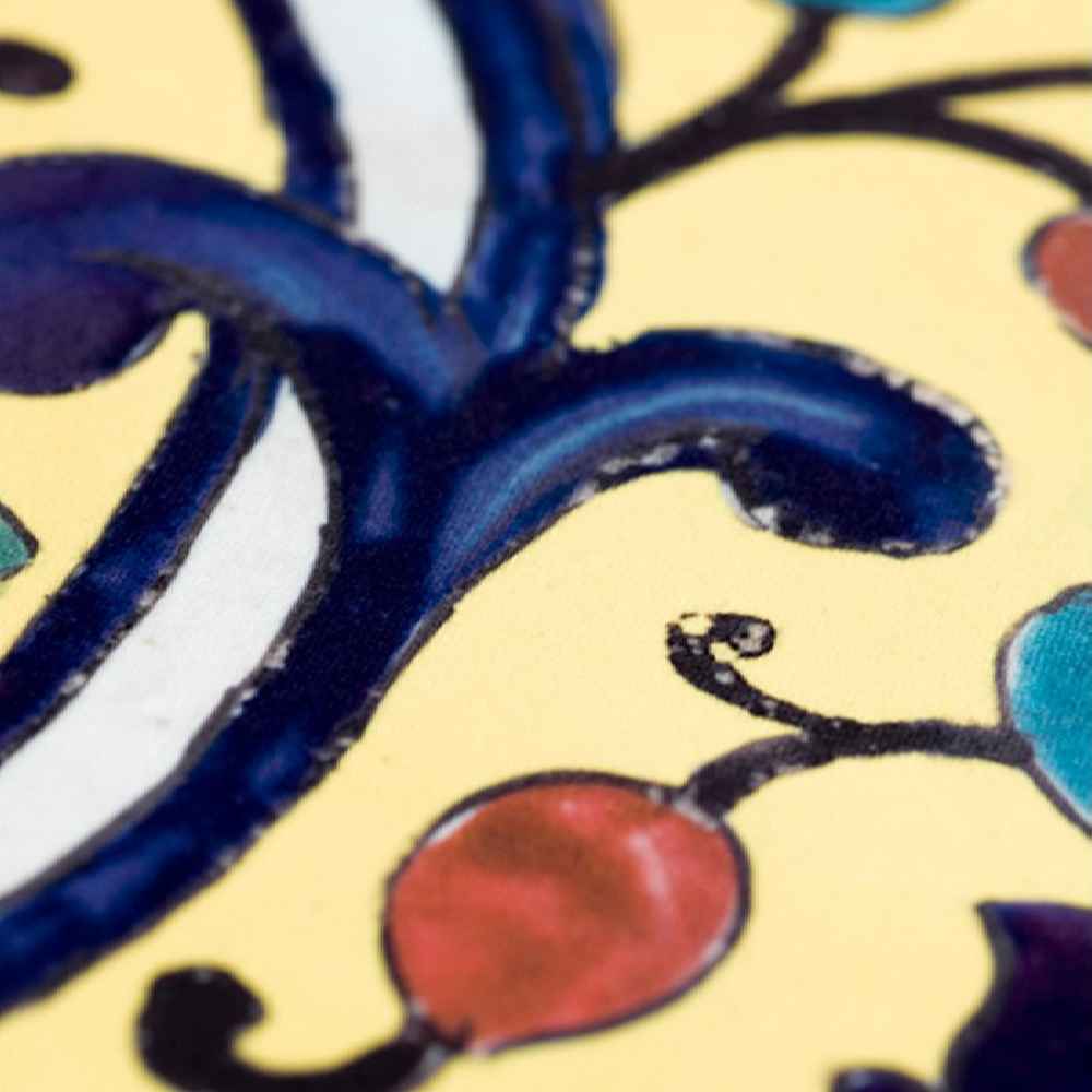 Here’s the translation into Arabic:  عداء طاولة حريري إيراني بلون أصفر من نموذج راحل