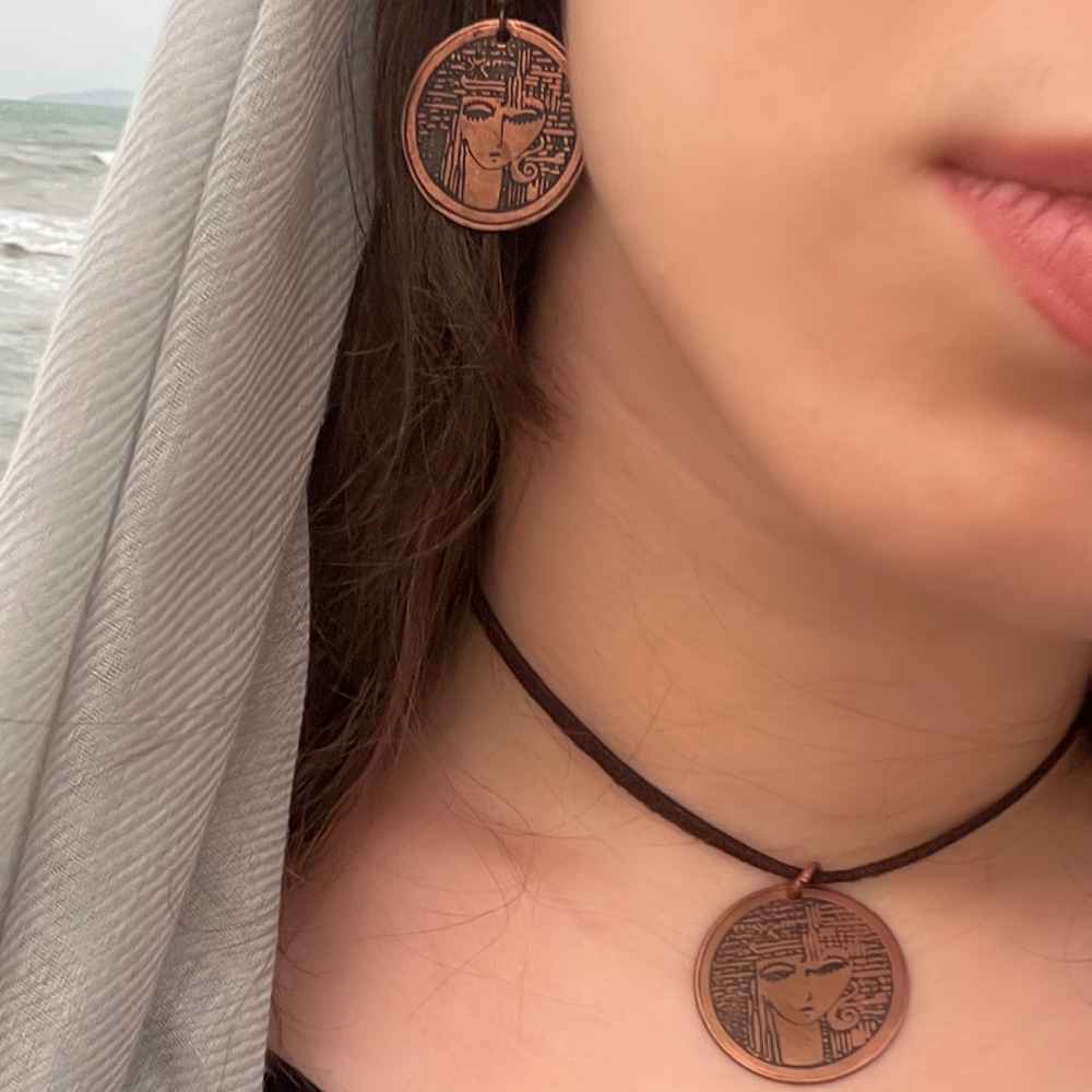 مجموعة من قلادة وأقراط نحاسية موديل رخ