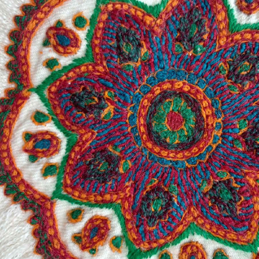 أناقة باته كرمان: سجادة باته طاولة مصنوعة يدويًا باللون غاثره