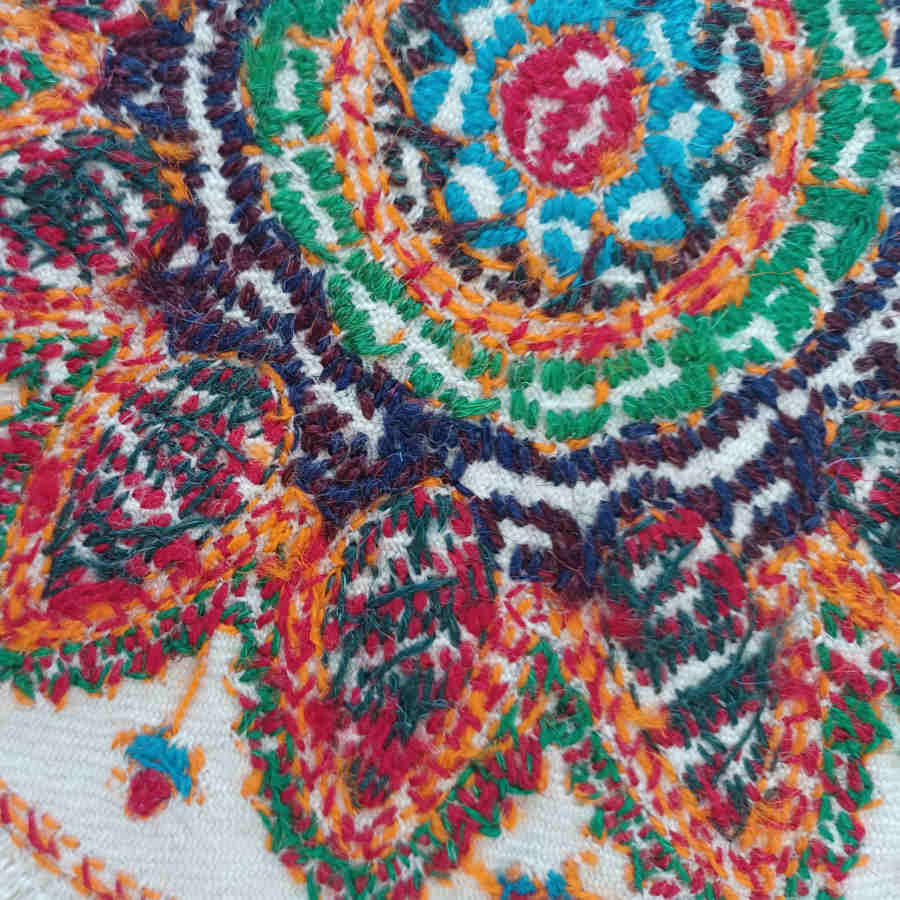 تراث باته كرمان: سجادة طاولة مصنوعة يدويًا باللون خورشيدي