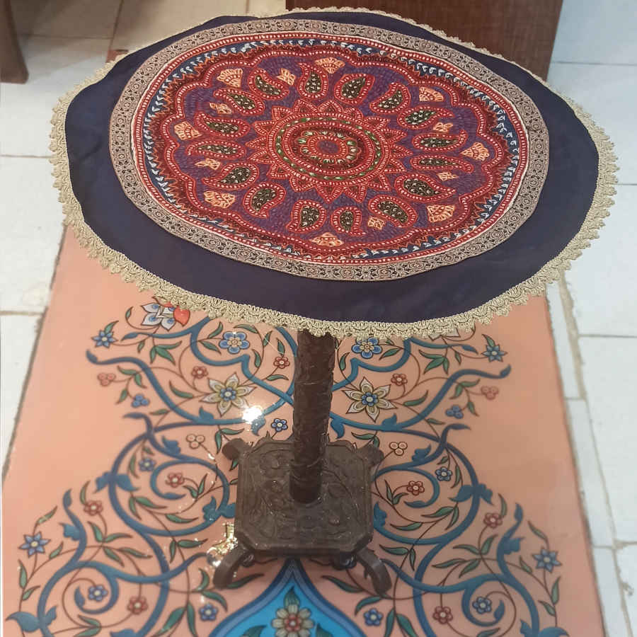 تراث باته كرمان: سجادة طاولة مصنوعة يدويًا باللون طرنج