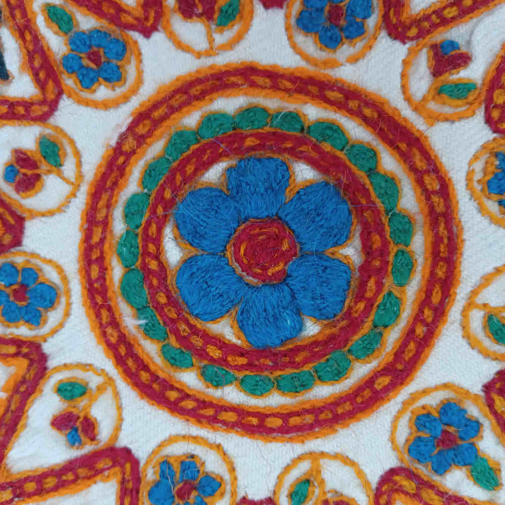 سجادة طاولة مطرزة دائرية يدويًا، طراز الالهه
