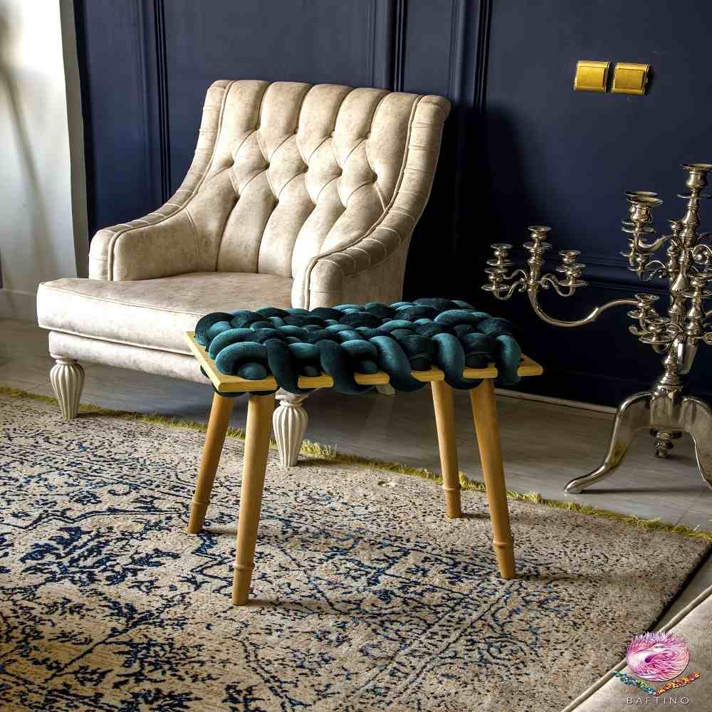 مقعد قدم مخملي حديث بأرجل محبوكة باللون الأزرق