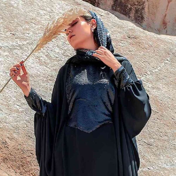 عباية الفراشة الأنيقة للنساء – قماش ناعم وتصميم فريد