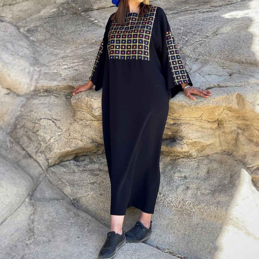 عباية تقليدية للنساء بتطريز وقماش ناعم