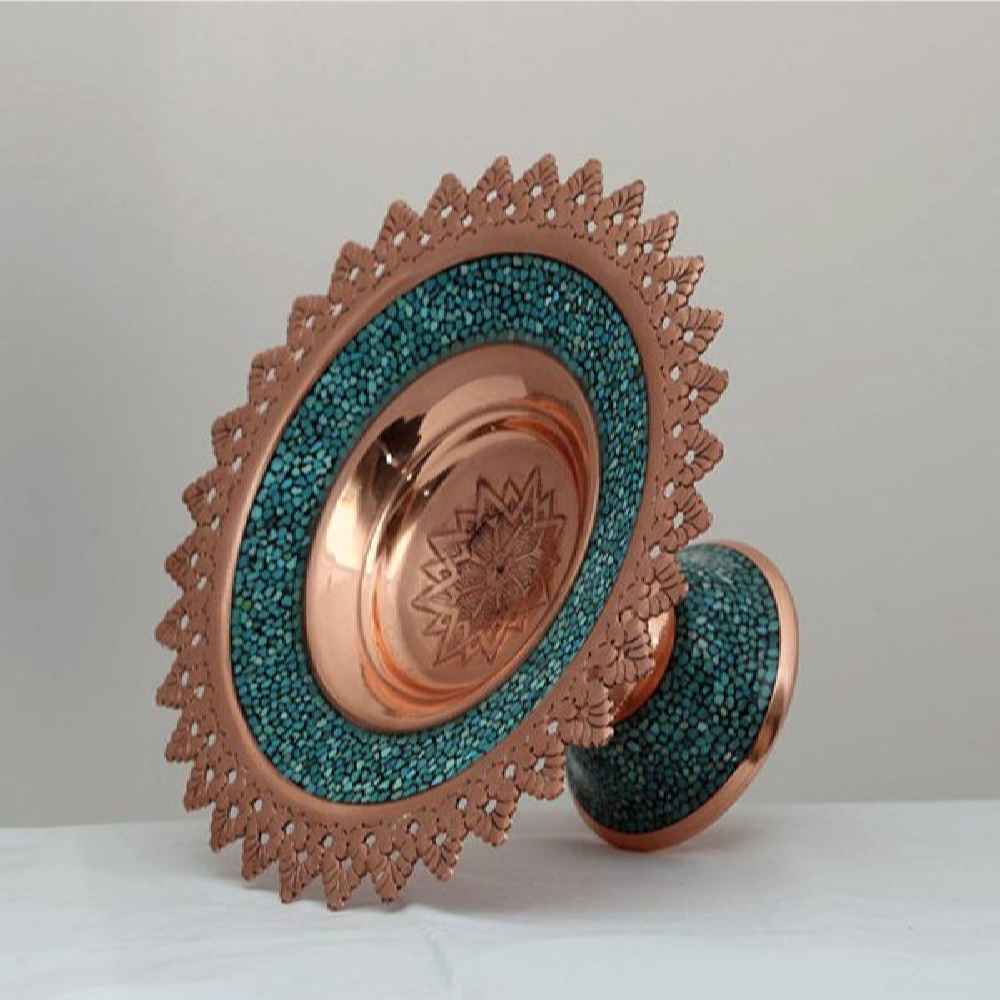 طبق نحاسي مزخرف بتطعيم الفيروز مع قاعدة – موديل كريمي