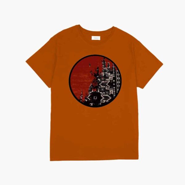 تيشيرت فني حديث – موديل دار | تصميم ثقافي بأسلوب تجريدي