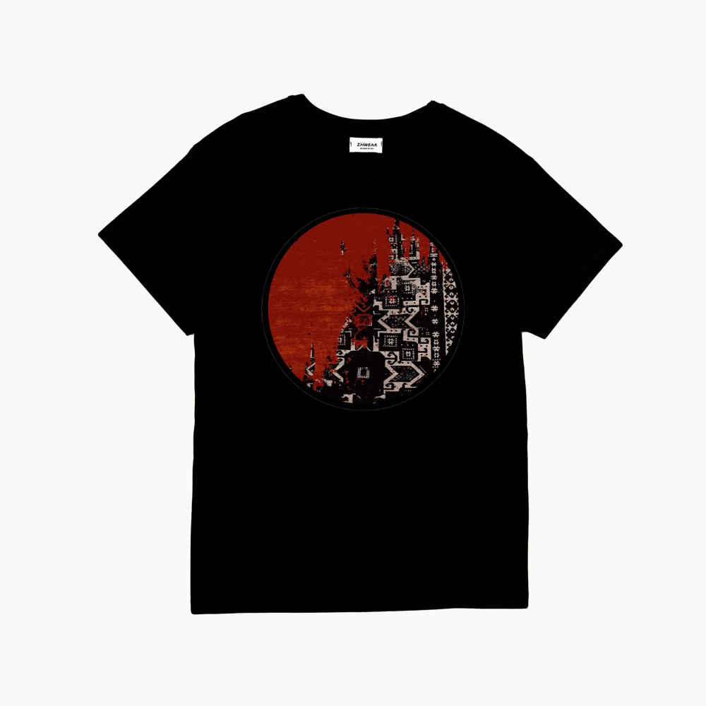 تيشيرت فني حديث – موديل دار | تصميم ثقافي بأسلوب تجريدي