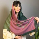 وشاح مطبوع للنساء بنمط فني إيراني فاخر ونابض بالحياة طراز نكَرينا