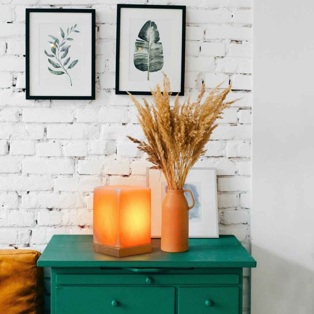 مصباح ملح إيراني حقيقي بشكل مكعب مصنوع يدويًا بقاعدة خشبية دارا