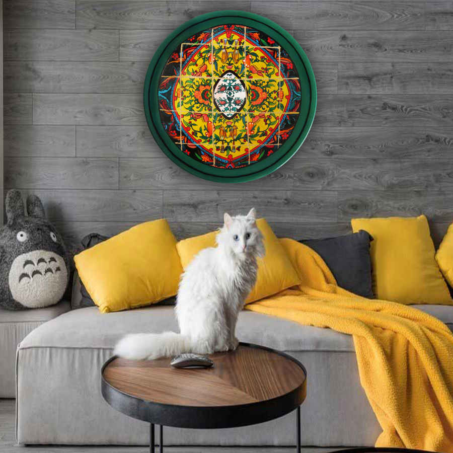 طبق فخار إيراني مزخرف مرسوم يدوياً بنمط البلاط