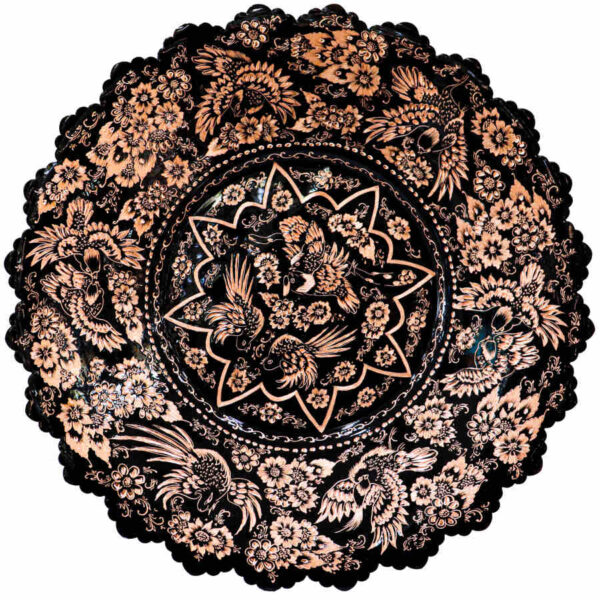 صينية نحاسية زخرفية محفورة يدويًا بفن إيراني تقليدي