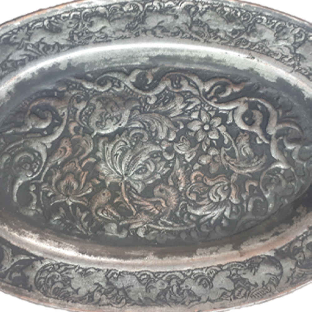 صينية نحاسية زخرفية محفورة يدويًا بتيمة إيرانية تقليدية