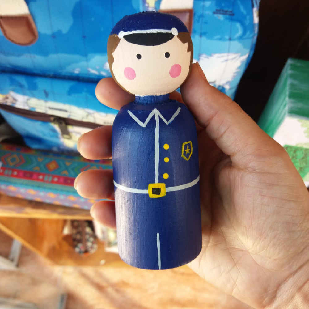 دمى خشبية مصنوعة يدويًا – الشرطة و اللص | ألعاب خشبية بموضوع المغامرة