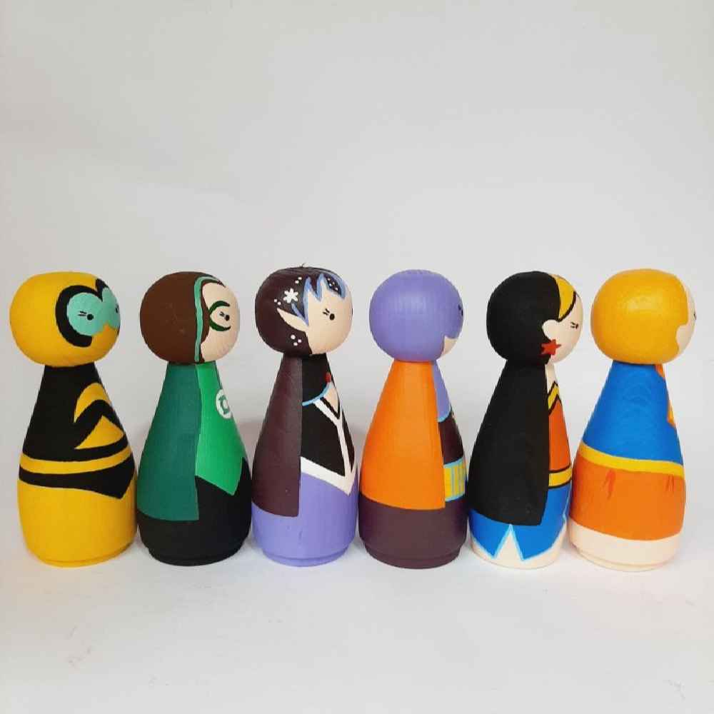 دمى خشبية مصنوعة يدويًا – أبطال خارقون | تماثيل خشبية قابلة للتخصيص