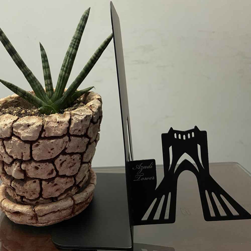 تصميم فني معدني لبرج آزادي الإيراني