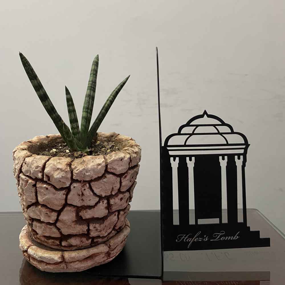 تصميم إيراني معدني لضريح حافظ لتزيين الرفوف