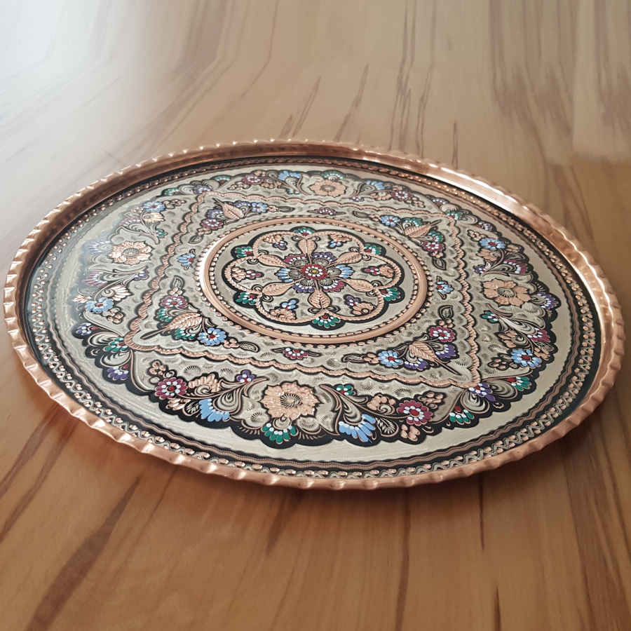 صينية نحاسية زخرفية محفورة ومطرقة يدويًا بكيانا إيرانية تقليدية