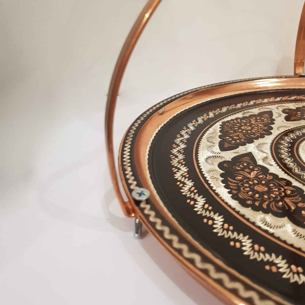 صينية نحاسية زخرفية محفورة ومطرقة يدويًا بمريم إيرانية تقليدية