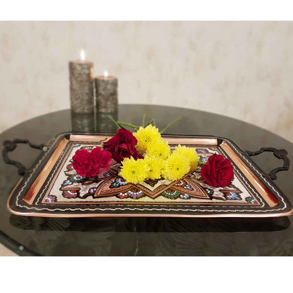 صينية نحاسية زخرفية محفورة ومطرقة يدويًا بصبورة إيرانية تقليدية