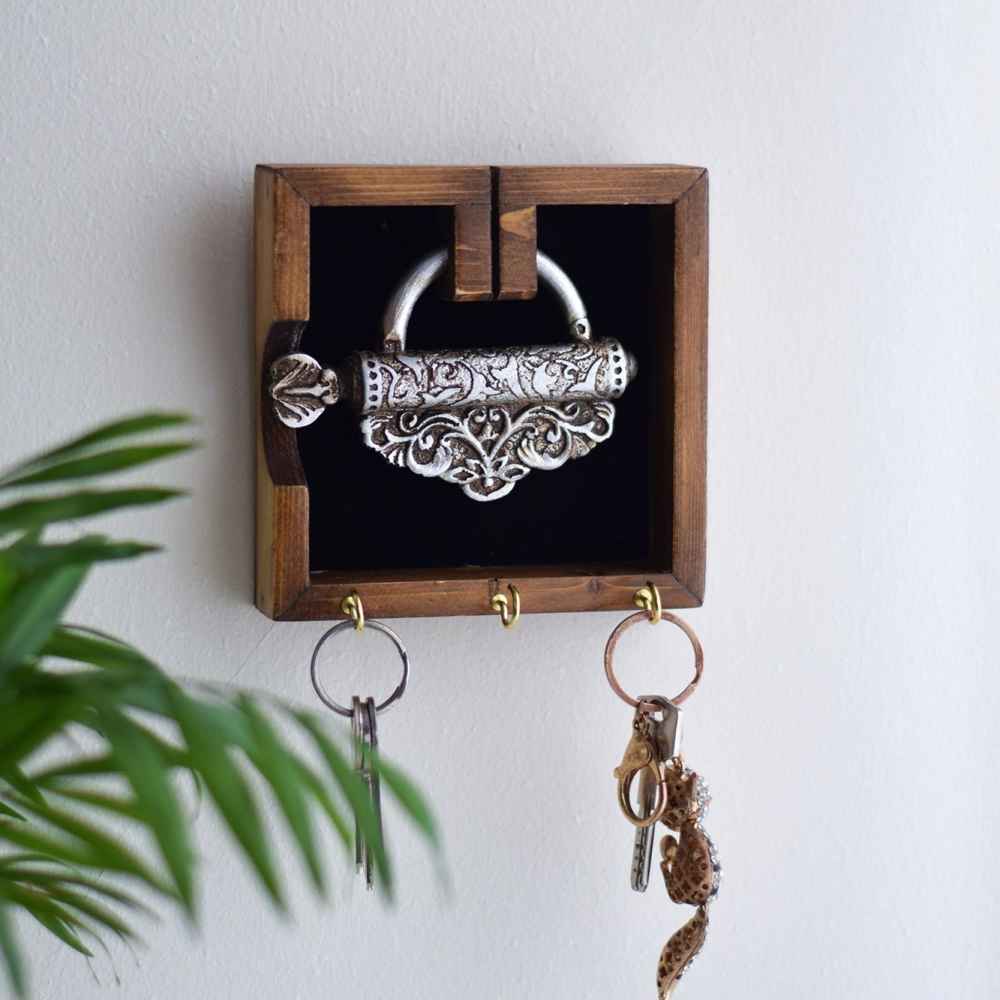 حامل مفاتيح جداري مزخرف بتصميم ذهبي