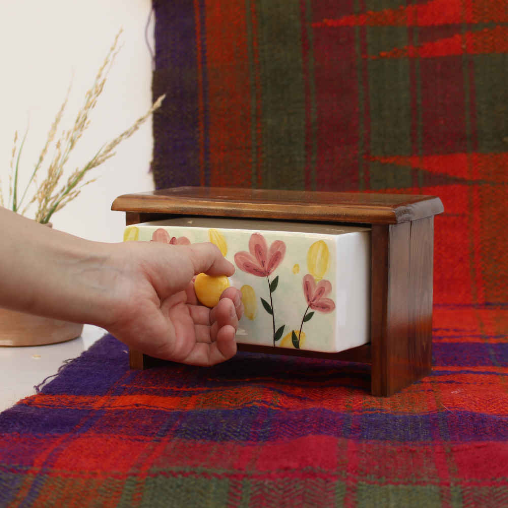 الصندوق اليدوي المصنوع من درج سيراميكي واحد مع صندوق خشبي – مزخرف بالزهور