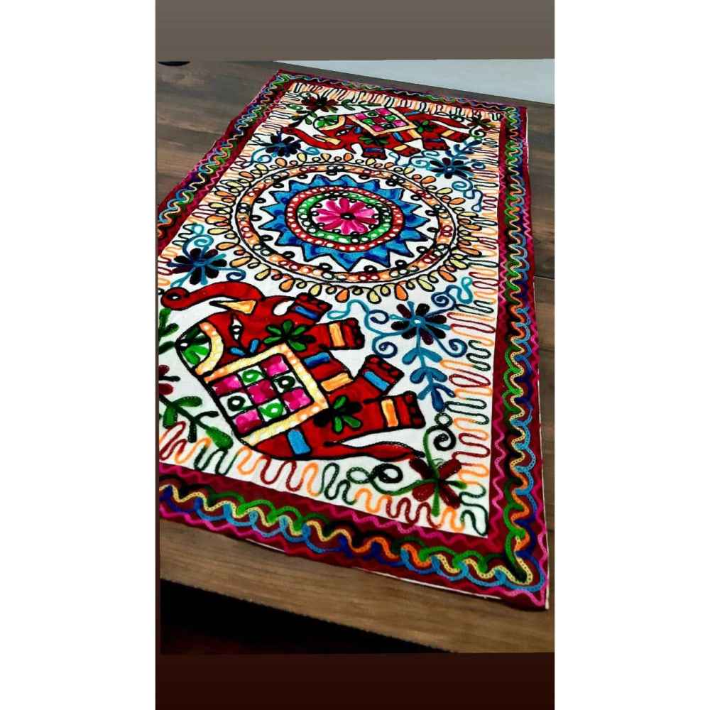 جداري مزخرف بالتطريز – فن نسيج شينا التراثي البلوشي