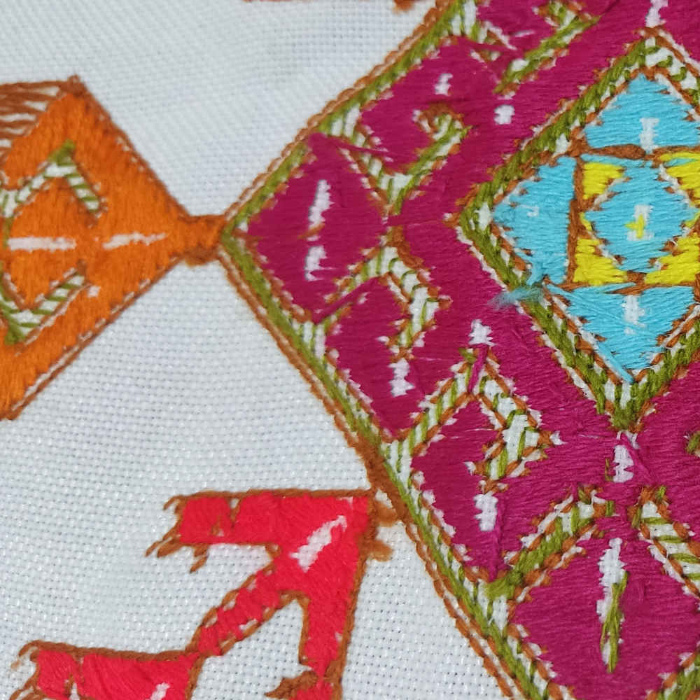 جداري مزخرف بالتطريز الإيراني – فن نسيج أنيا