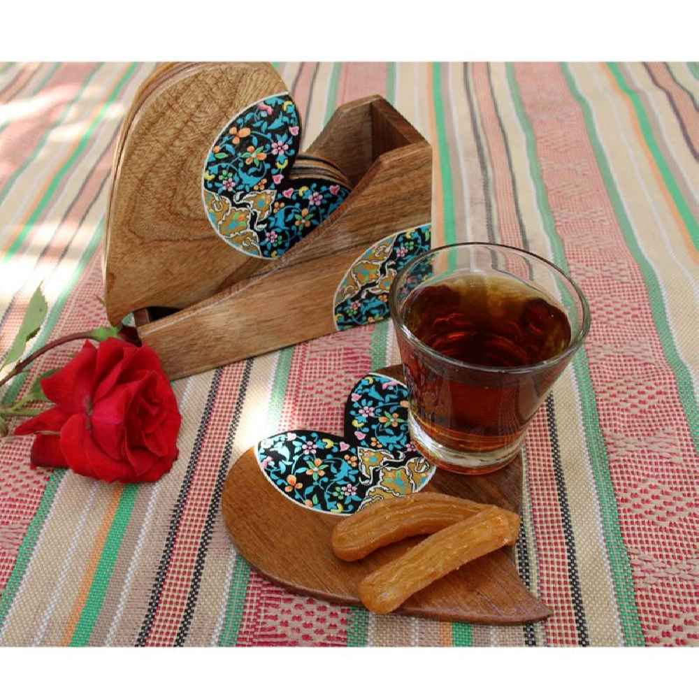 مجموعة كوسترات وحامل مع تصميم فني فارسي مستوحى من شكل القلب