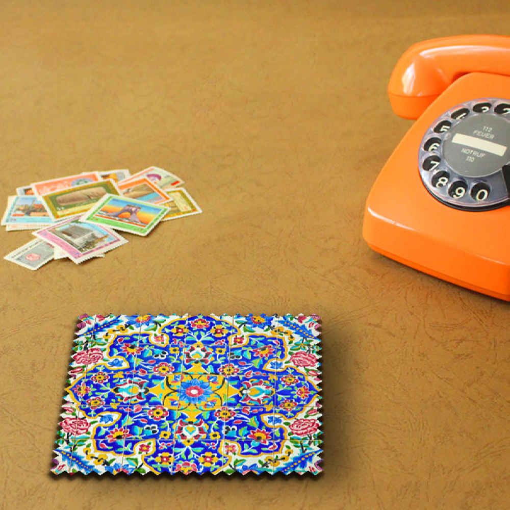 مجموعة كوسترات وحامل مع تصميم فني فارسي مستوحى من صالح