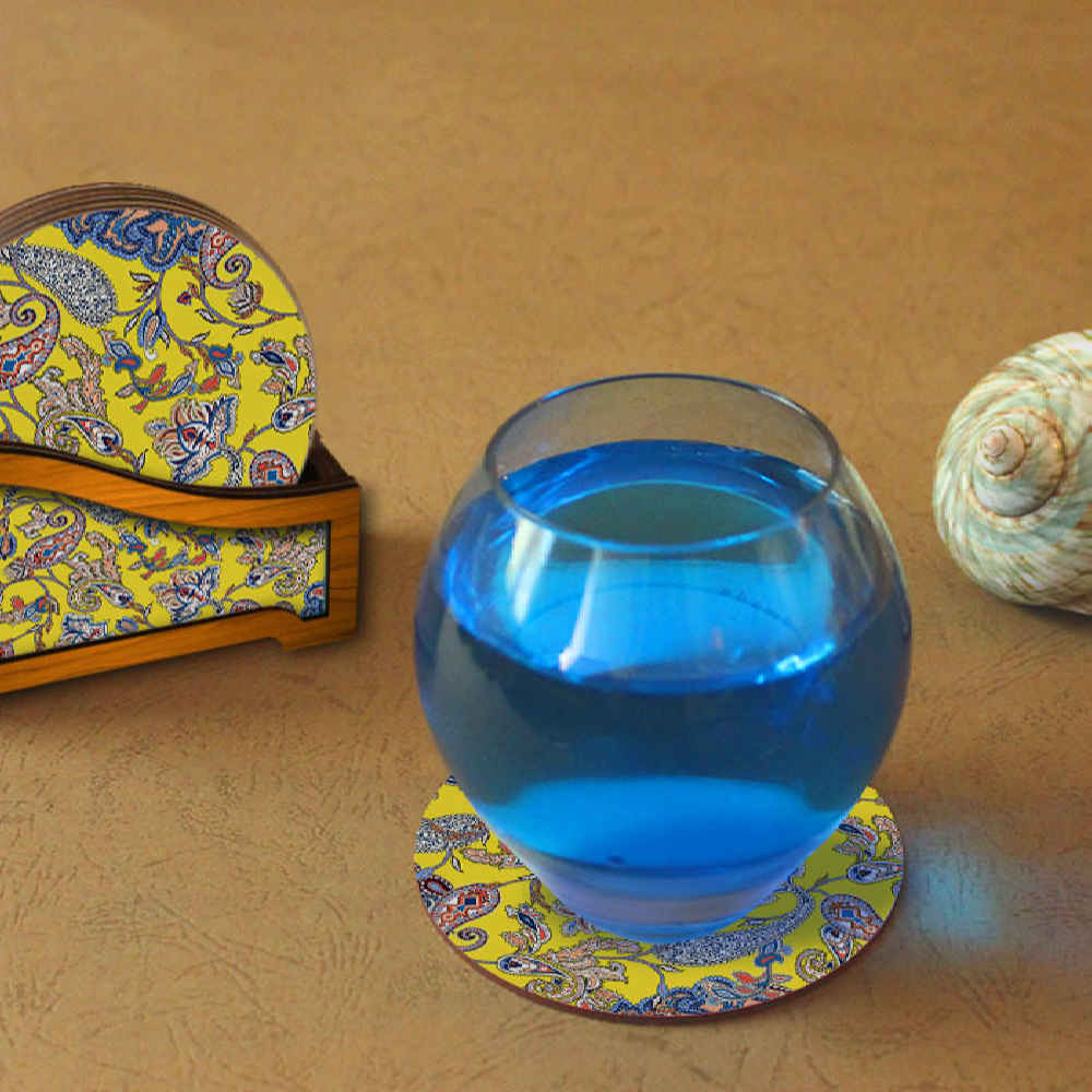 مجموعة كوسترات وحامل مع تصميم فني فارسي مستوحى من الأصفر