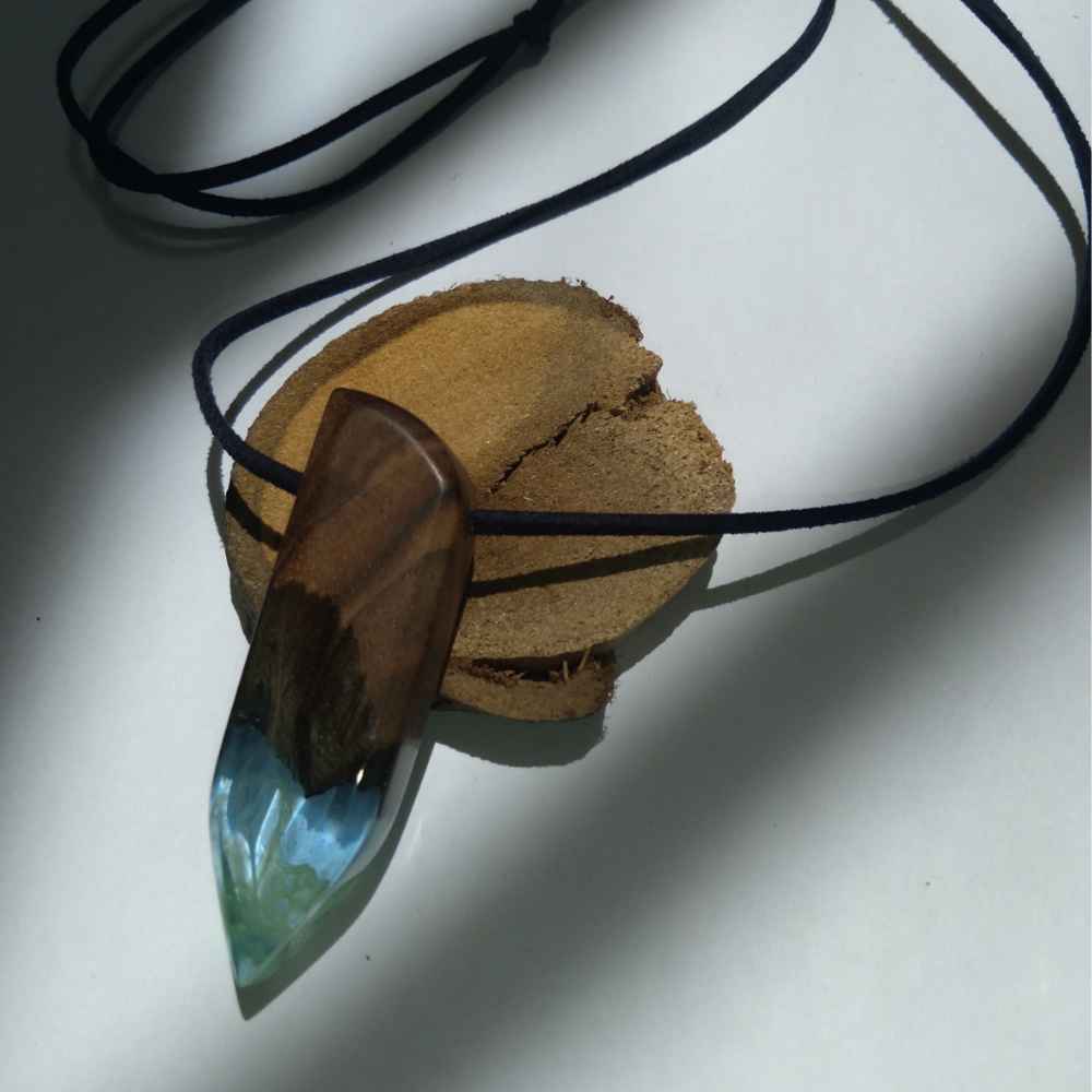 عقد خشب وراين مصنّع يدويًا بأسلوب فني جريء – كيان