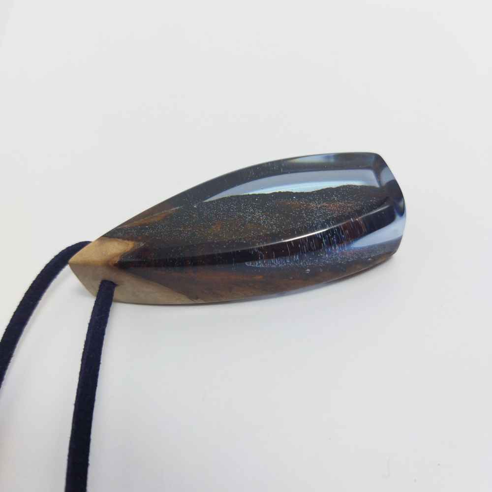 عقد خشب وراين مصنّع يدويًا بأسلوب فني جريء – فريبا