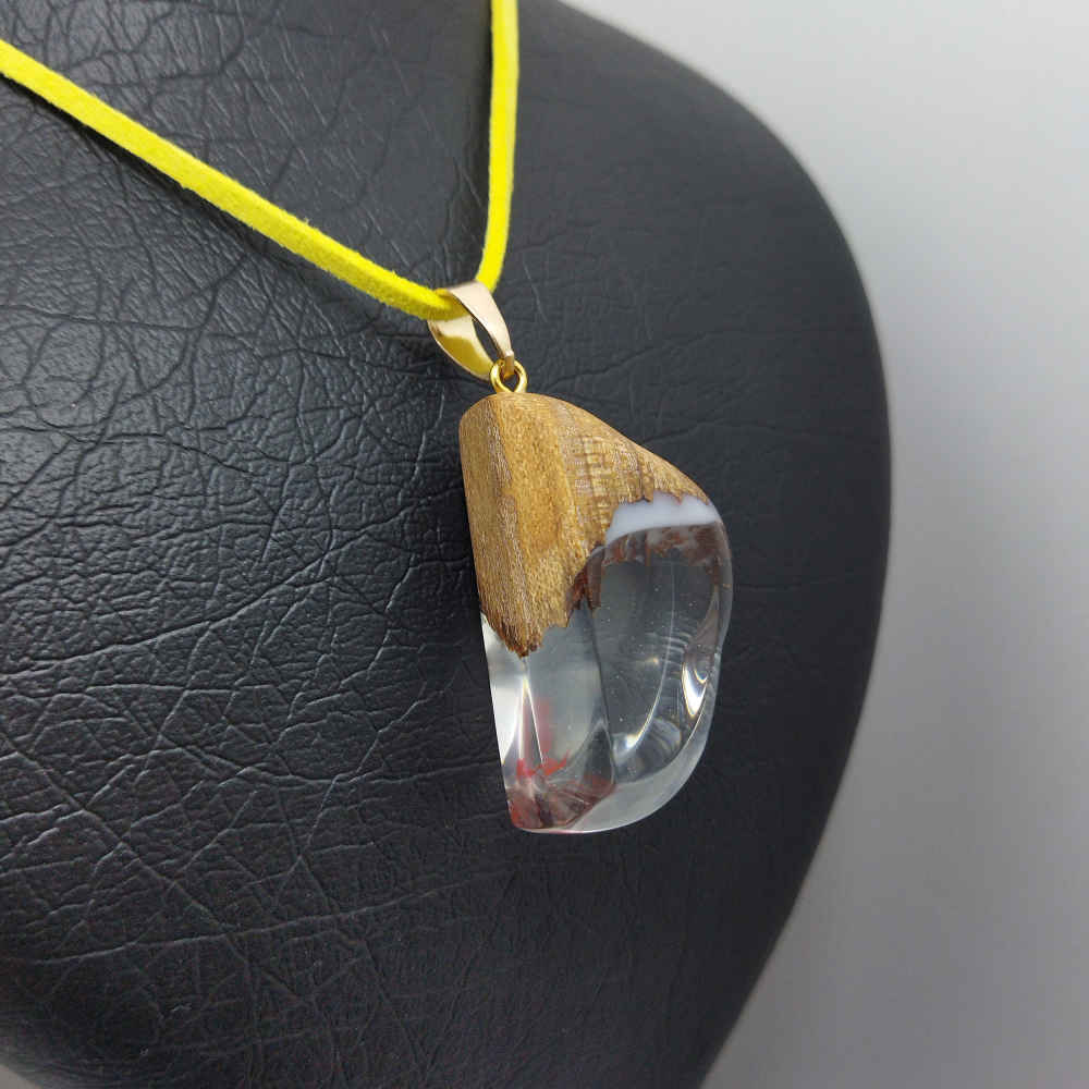 عقد خشب وراين مصنّع يدويًا بأسلوب فني جريء – ليلى