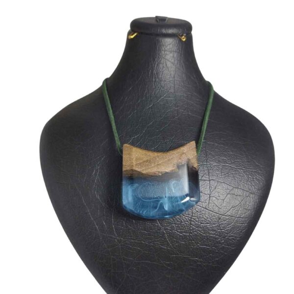 عقد خشب وراين مصنّع يدويًا بأسلوب فني جريء – المحيط