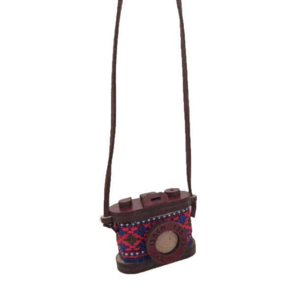 قلادة خشبية فنية - كاميرا