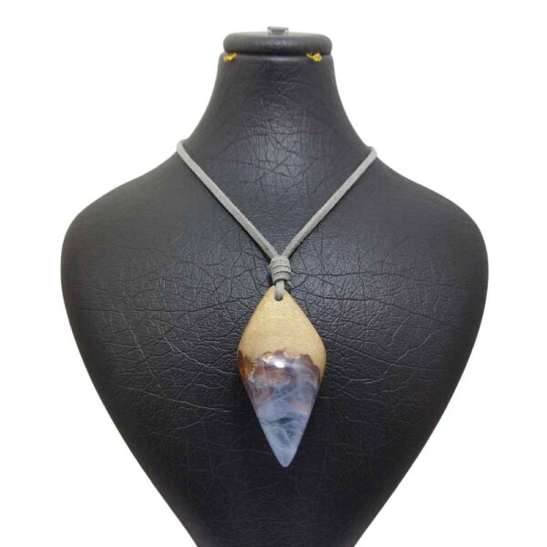 عقد خشب وراين مصنّع يدويًا بأسلوب فني جريء – بيتا