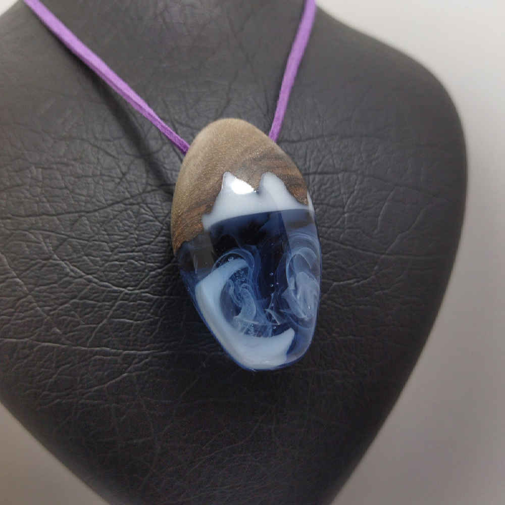 عقد خشب وراين مصنّع يدويًا بأسلوب فني جريء – السحاب