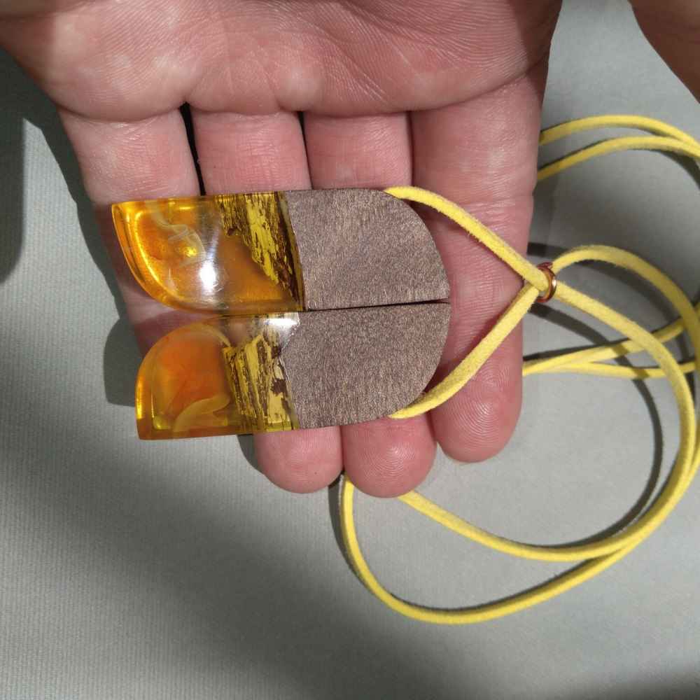 عقد خشب وراين مصنّع يدويًا بأسلوب فني جريء – كوه