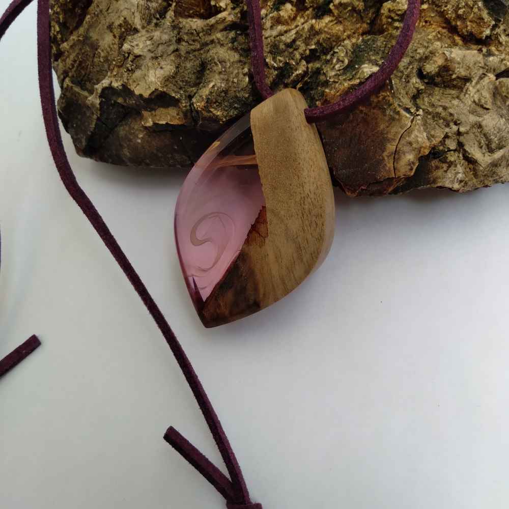 عقد خشب وراين مصنّع يدويًا بأسلوب فني جريء – كوهستان