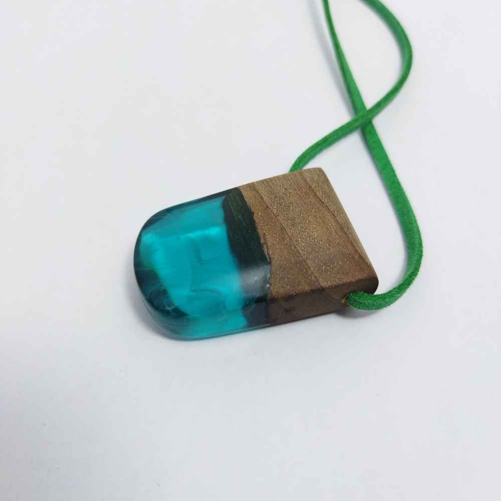 عقد خشب وراين مصنّع يدويًا بأسلوب فني جريء – أوقيانوس