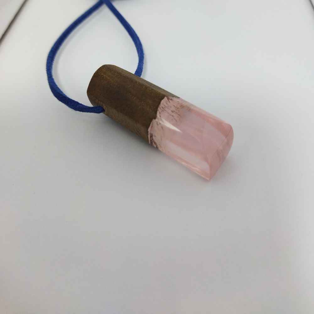 عقد خشب وراين مصنّع يدويًا بأسلوب فني جريء – الثلج