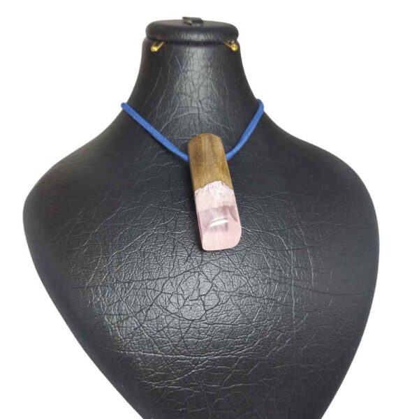 عقد خشب وراين مصنّع يدويًا بأسلوب فني جريء – الثلج