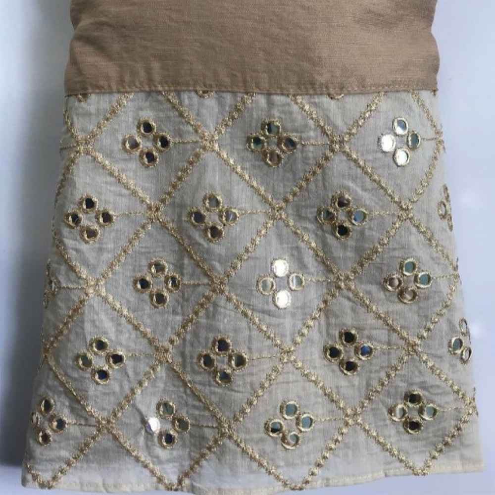 الوشاح المطرز بطراز بلوشي النموذج نرجس