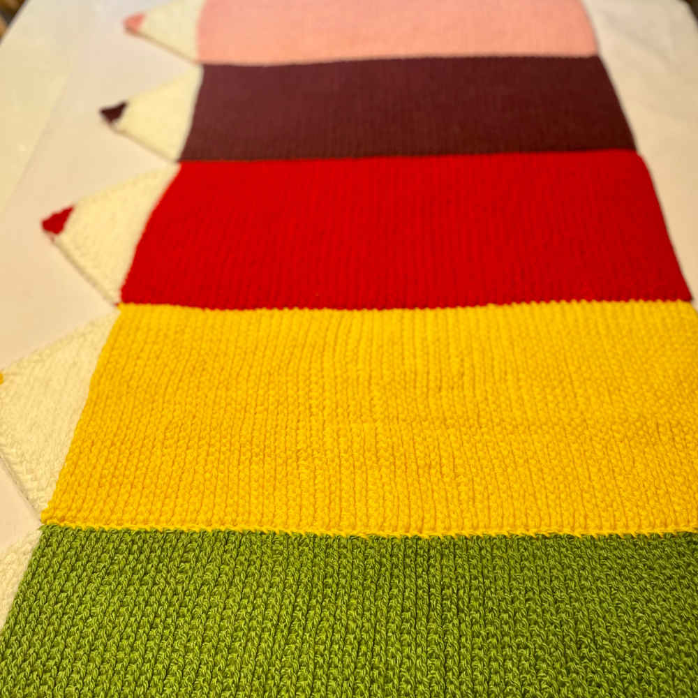 سجادة أرضية مكرامية مصنوعة يدويًا من بوهو – تصميم قلم رصاص