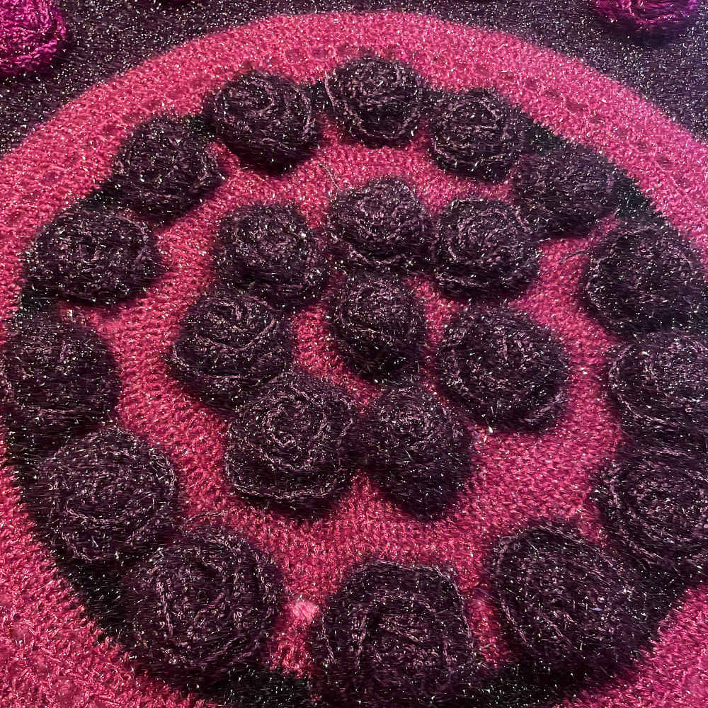 سجادة أرضية مكرامية مصنوعة يدويًا من بوهو – نمط وردة