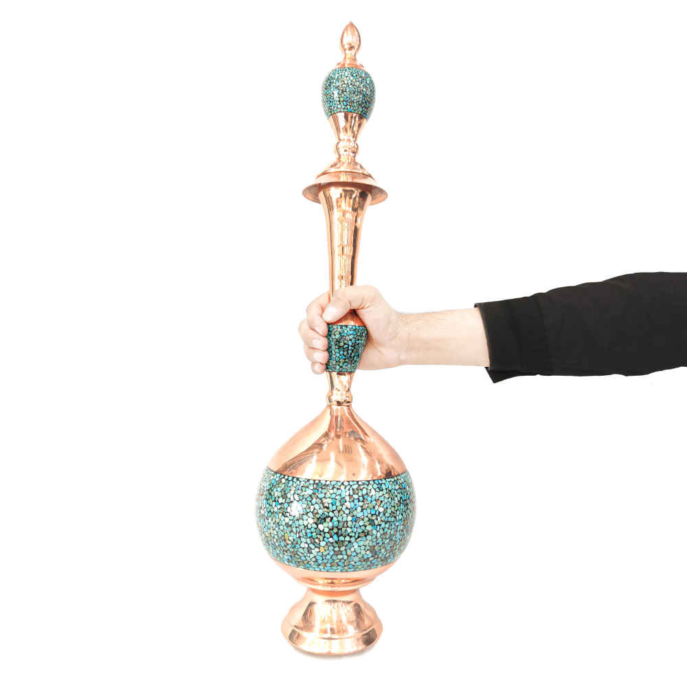 زجاجة نحاسية زخرفية من صنع حرفي إيراني بتطعيم الفيروز محيط
