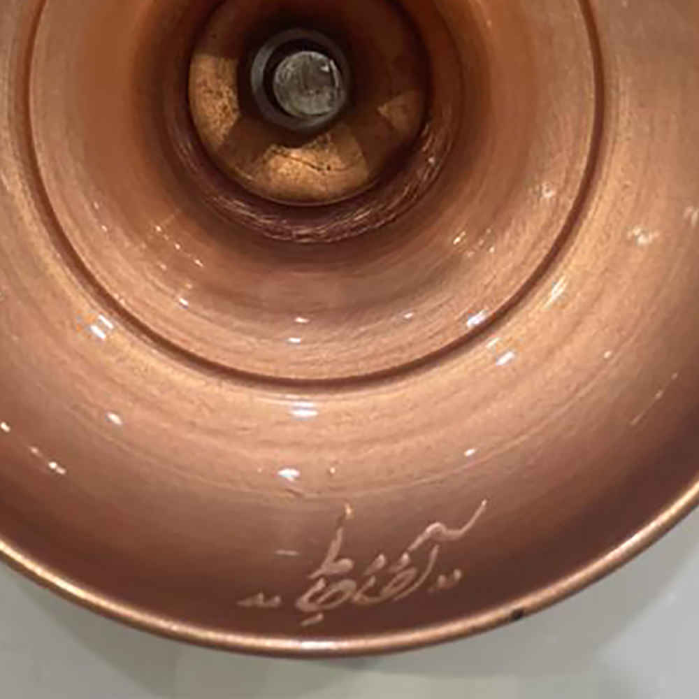 زجاجة نحاسية زخرفية من صنع حرفي إيراني بتطعيم الفيروز شَين